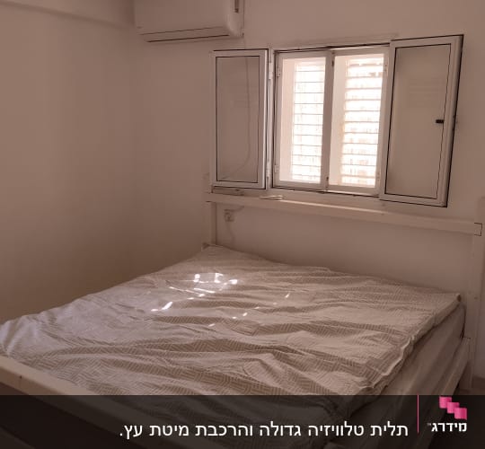 מזגן מותקן על קיר בחדר שינה